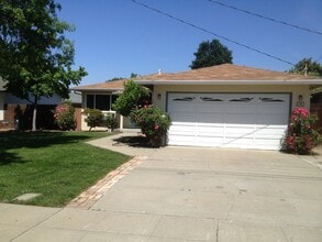 Building Photo - 696 Moraga Dr
