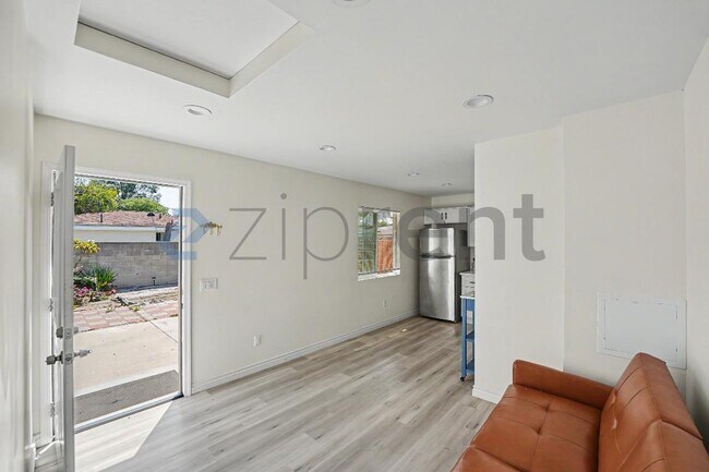 Building Photo - Unit A