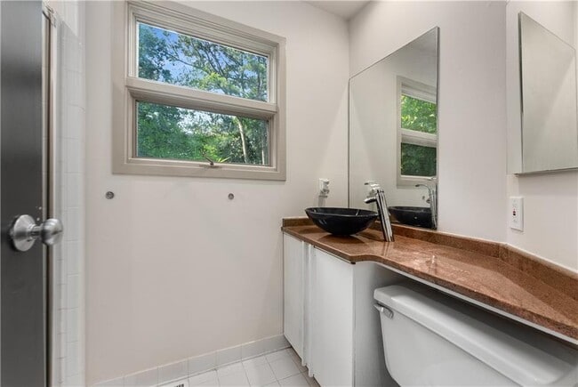 Building Photo - 335 Eureka Dr NE