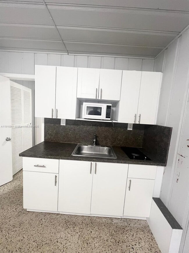 Building Photo - 1400 SW 29th Ave