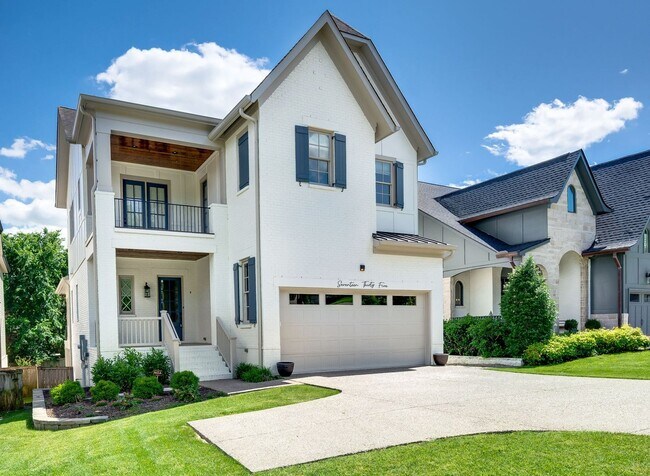 Foto del edificio - Stunning 5BE/4.5BA home nestled in the hig...