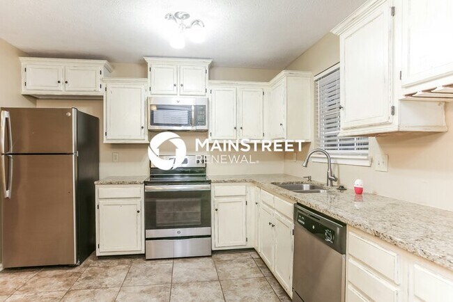 Building Photo - 3 Bedroom Pet-Friendly Home in Indianapoli...