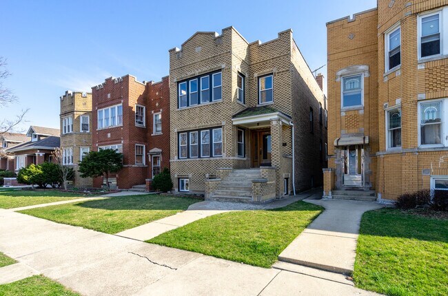 Building Photo - 5225 W Melrose St