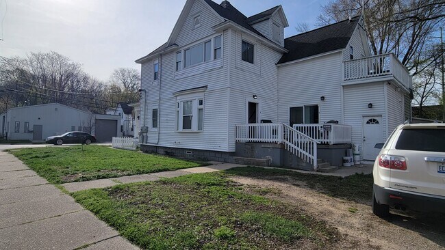 Foto del edificio - 863 Lafayette Ave NE
