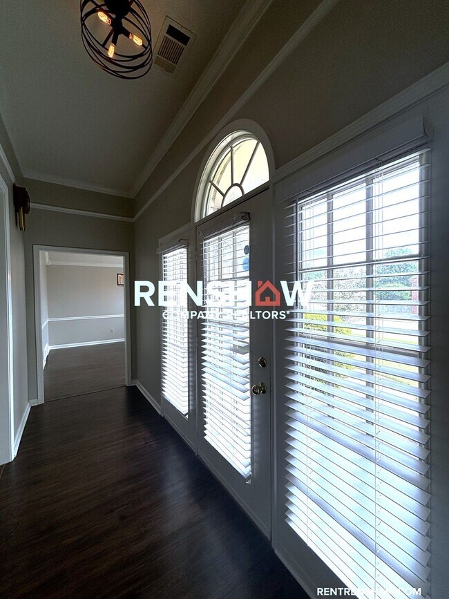 Building Photo - Gorgeously Renovated 3/2.5 Collierville Ho...