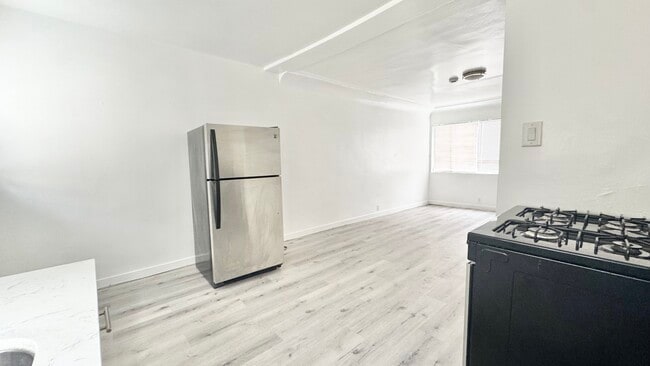 Building Photo - 517 1/2 W 42nd Pl