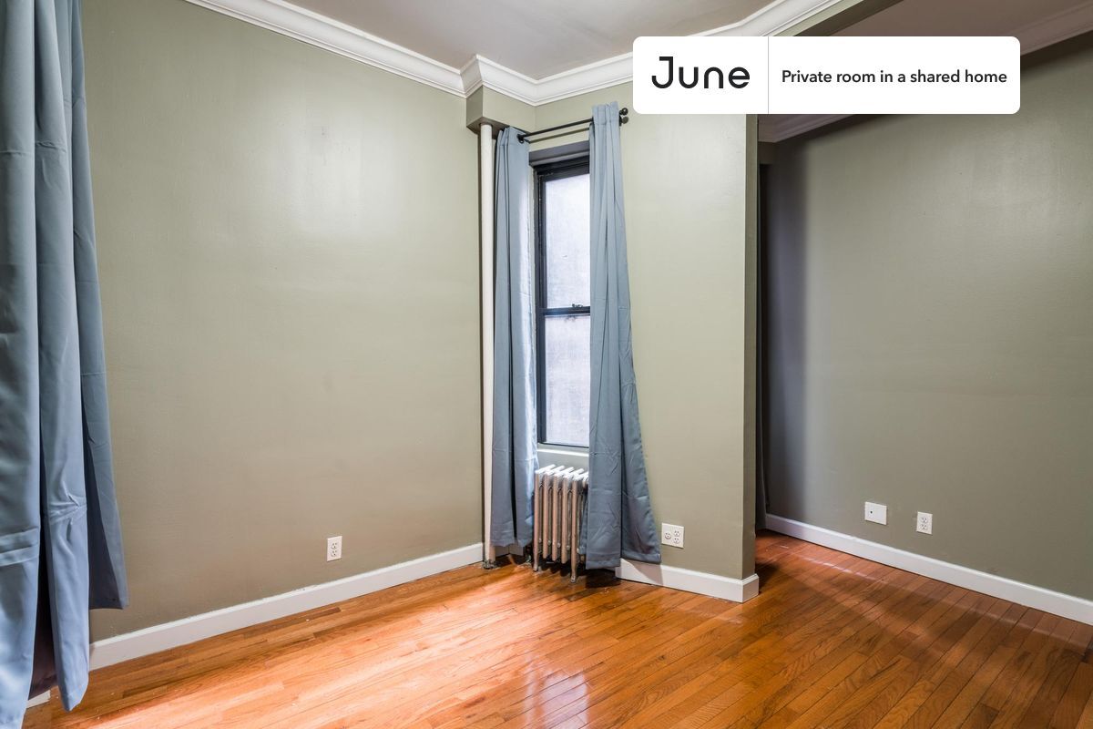 Foto principal - Private bedroom in 4 bed/2 bath Home