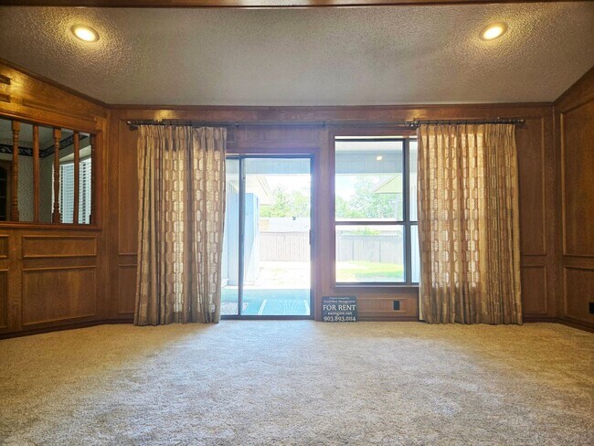 Building Photo - Brick 3/2/2 in Nice Denison Neighborhood O...