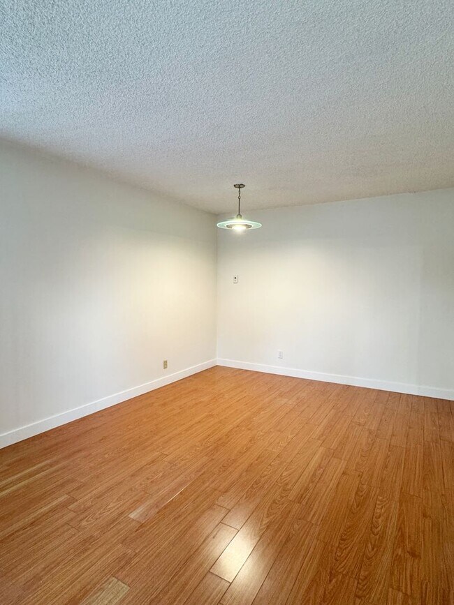 Foto del edificio - Charming 3-Bedroom Front Home only in Norwalk