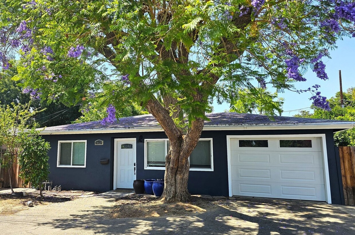 Primary Photo - Gorgeous Remodeled 2 Bedrooms, 1 Bath Hous...