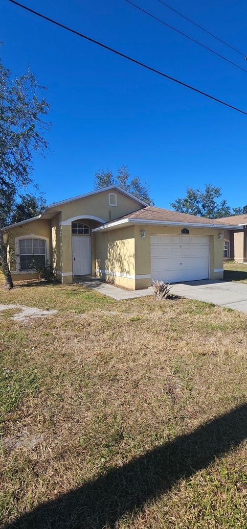 Building Photo - Three bedroom two bath - West Lakeland