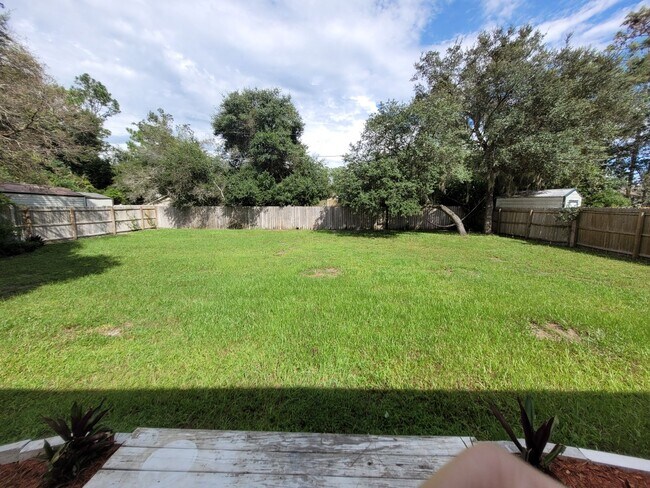 Foto del edificio - Charming 3-Bedroom Home with Upgrades and ...