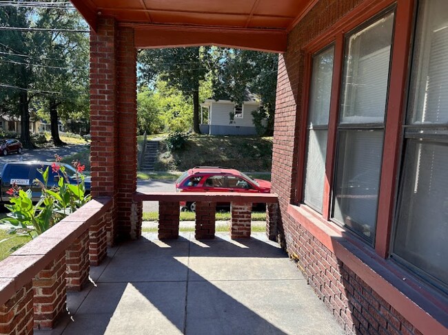 Building Photo - 1011 Oakview St