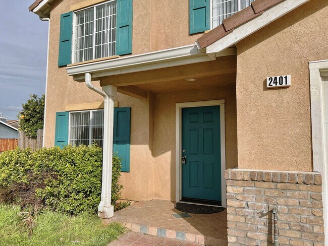 Building Photo - Large Hollister Home