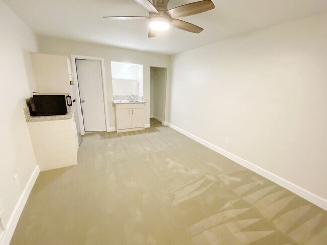 Foto del edificio - UPSTAIRS STUDIO IN THE HEART OF LA JOLLA! ...