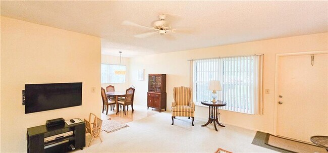 Building Photo - Annual Fully Furnished 2/2 Condo with Golf...