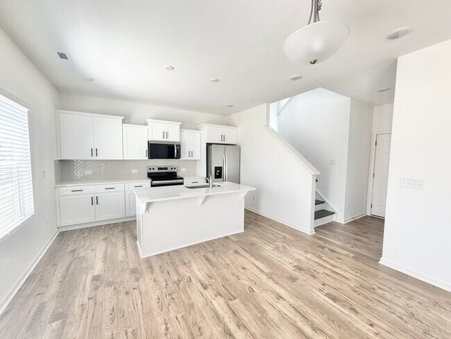 Foto del edificio - Four bedrooms with 2 1/2 bath with office space and loft