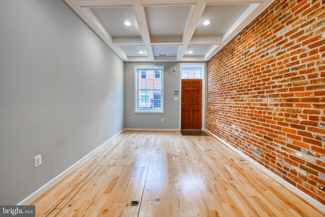 Building Photo - 214 S Regester St
