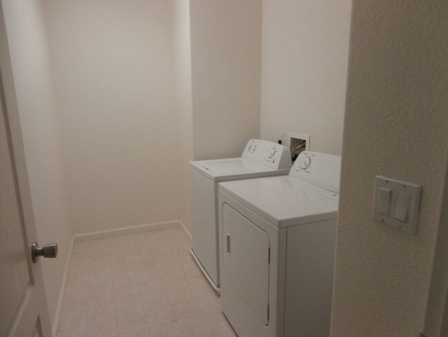 Building Photo - 1821 Bella Lago Dr