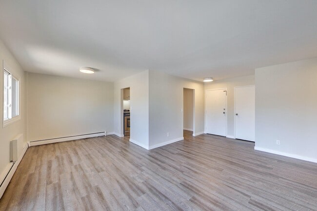 Building Photo - Freshly Renovated 2 Bedroom 1 Bathroom Apartment!