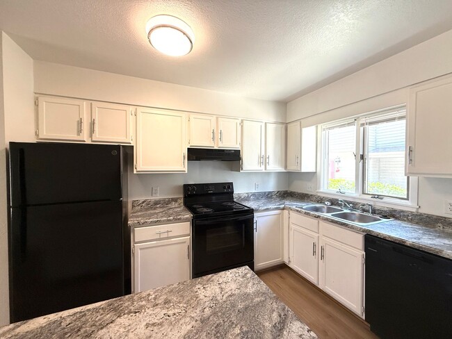 Building Photo - Townhome in Prescott!
