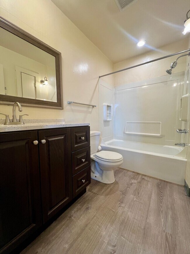 Foto del edificio - Super Spacious One Bedroom on Meyran Avenu...