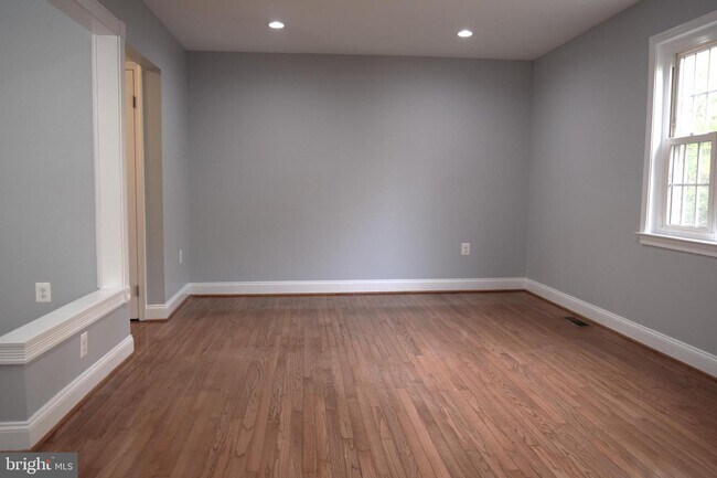Foto del edificio - 8128 Larkin Ln