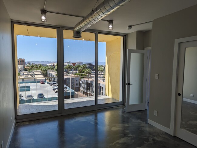 Building Photo - Executive Towers Condo Available for Rent!