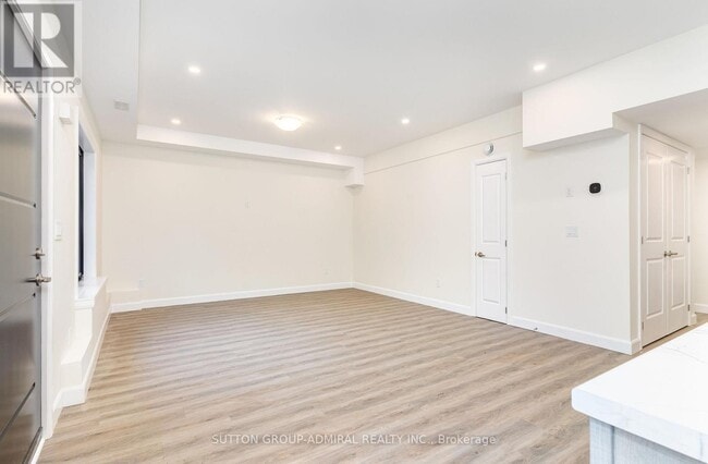 Building Photo - 274 King St E