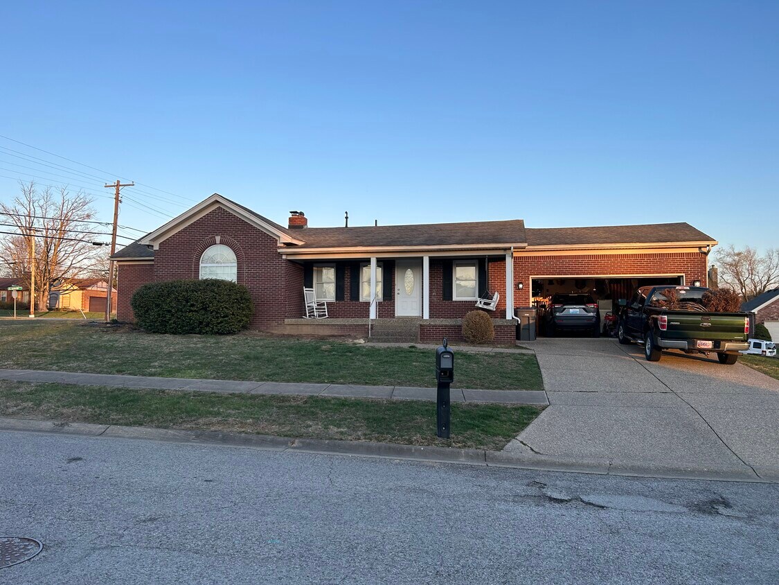 6801 Seaton Woods Dr, Louisville, KY 40291 House Rental in Louisville