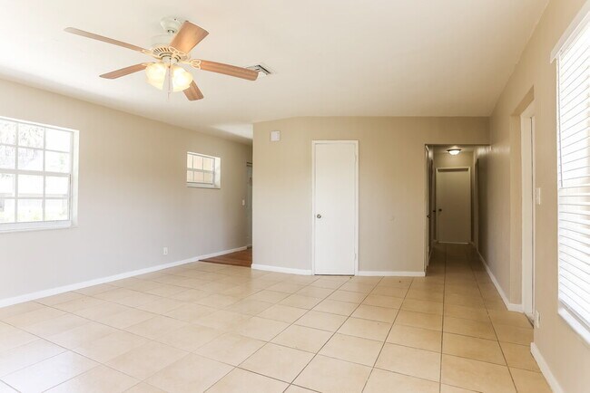 Foto del edificio - 1107 NW 15th Ct