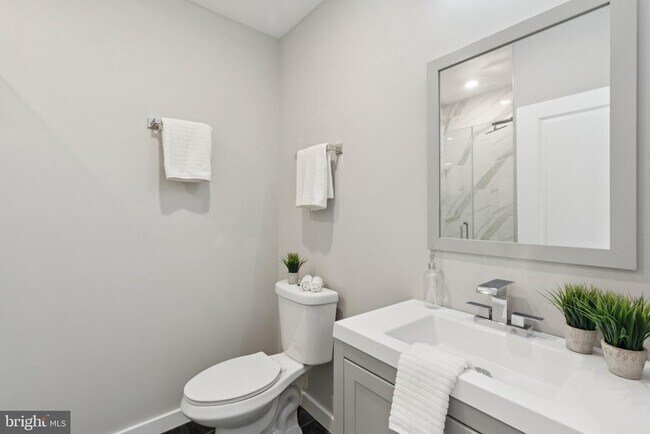 Foto del edificio - 100 Forrest Ave