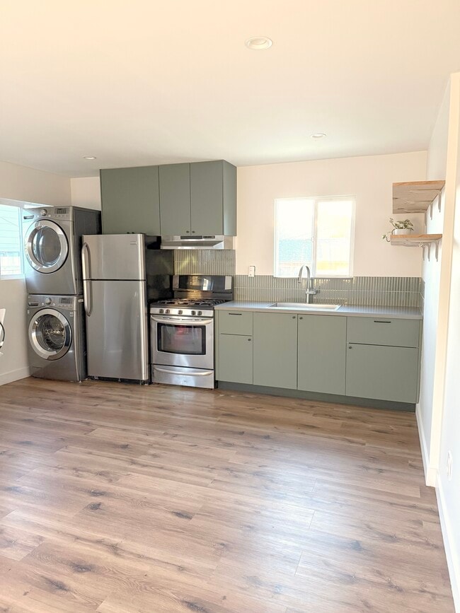 Building Photo - 3321 1/2 Alice St