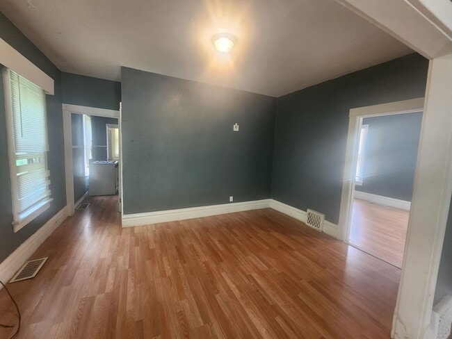 Building Photo - Huge 5 bed 2 bath home for rent