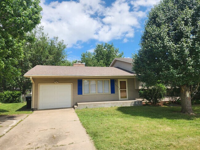 Building Photo - Large 3BR, 1.5BTH rancher with fenced back...