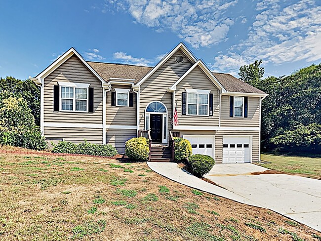 Building Photo - 1440 Twin Manor Dr