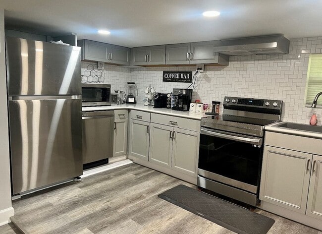Building Photo - One Bedroom One Bath Furnished Apartment