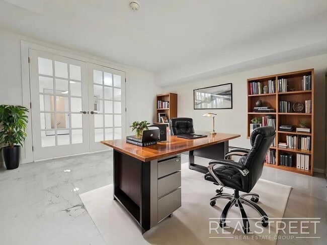 Building Photo - Massive 3BD/3BA Renovated Duplex with Home...