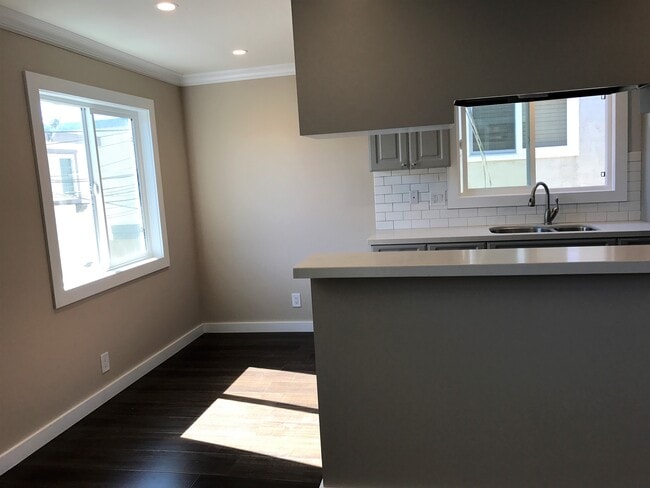 Building Photo - 749 Center Pl