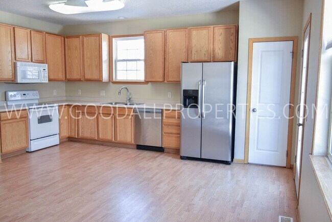 Foto del edificio - Spring Special !!! 4 Bedroom 3 1/2 bath 2 ...