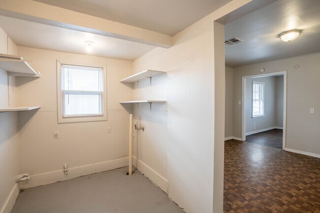 Foto del edificio - 2/1 HARDWOOD FLOORS - READY TO MOVE IN