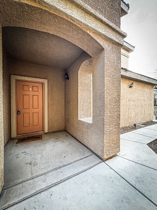 Foto del edificio - 3-bedroom, 2-story home tucked away in cul-de-sac of a gated community.