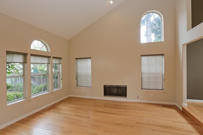 Building Photo - 996 Solana Ct