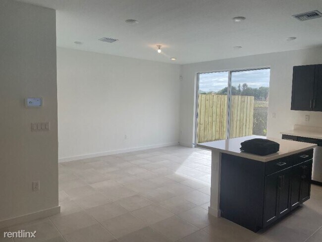 Building Photo - 4 br, 3 bath Townhome - 2415 SE 11th St