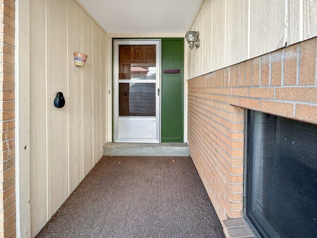 Foto del edificio - $0 DEPOSIT OPTION. CENTRALLY LOCATED 4 BEDROOM SPLIT LEVEL HOME IN WESTMINSTER!