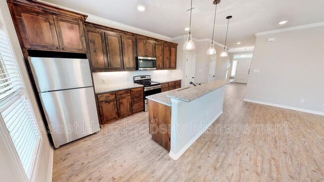 Building Photo - 910 Montclair Ave