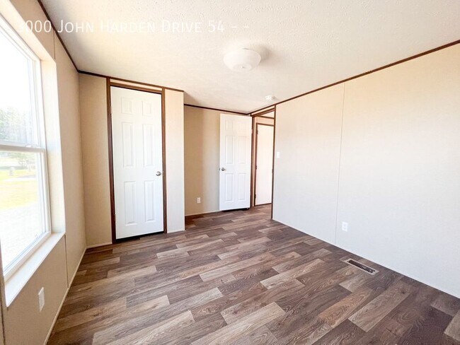 Foto del edificio - 3000 John Harden Dr