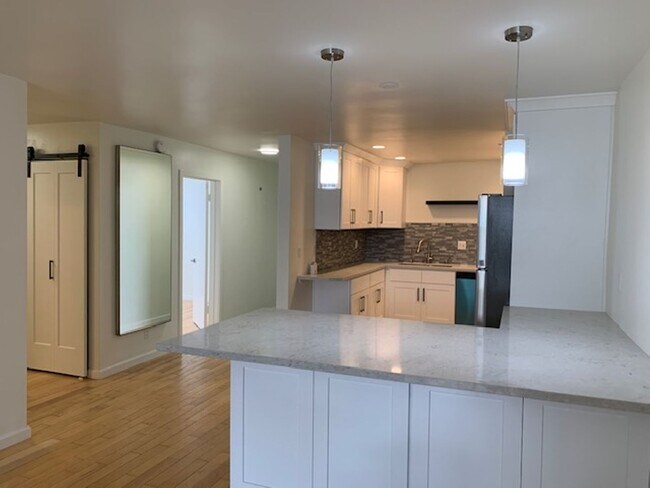 Foto del edificio - Rare Oppotunity: Freshly Remodeled 4-Bdrm/2-Ba Condo at 11th & Arizona in Santa Monica