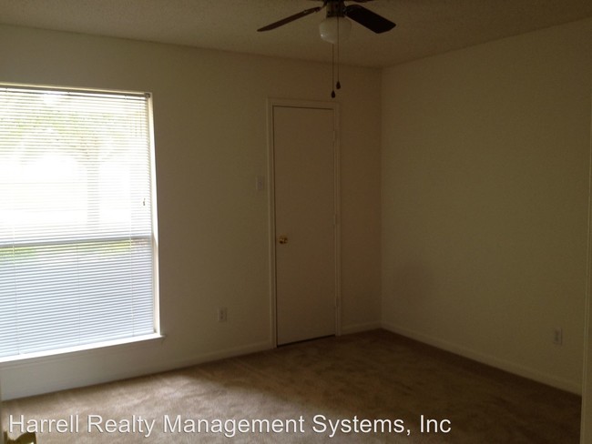 Building Photo - 3 br, 2 bath Apartment - 638 Park Place Dr.