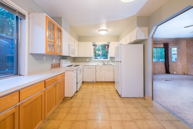 Building Photo - One Level Home close to Pacific University